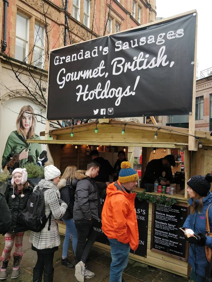 Triple serve Christmas market chalet for food and drink